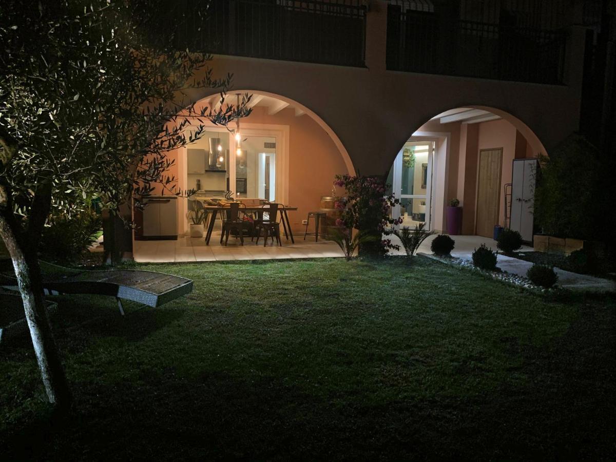 Apartment Charme And Relax With Garden And Swimming Pool Desenzano del Garda Exteriér fotografie